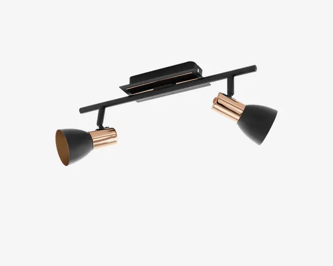 Moderne loftmonteret lampe med to justerbare spotlys. Hvert spotlys har en mat sort konisk skærm kombineret med en cylindrisk base i metalguld. Lampen er monteret på en rektangulær sort base med en vandret stang, der bærer spotlysene og giver mulighed for retningsbestemt belysning.