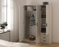 Et beige garderobeskab med tre låger, der har en kombination af bøjlestang, hylder og skuffer. Venstre og midterste sektion har en bøjlestang med tøj på bøjler, og øverste hylde rummer sammenfoldet sengetøj og håndklæder. Højre sektion har flere hylder med pænt sammenfoldet tøj, opbevaringskurve og tre udtræksskuffer nederst. Skabet har enkle sorte greb og et moderne, minimalistisk design.