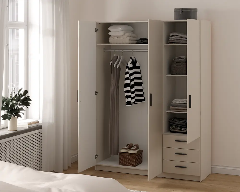 Et beige garderobeskab med tre låger, der har en kombination af bøjlestang, hylder og skuffer. Venstre og midterste sektion har en bøjlestang med tøj på bøjler, og øverste hylde rummer sammenfoldet sengetøj og håndklæder. Højre sektion har flere hylder med pænt sammenfoldet tøj, opbevaringskurve og tre udtræksskuffer nederst. Skabet har enkle sorte greb og et moderne, minimalistisk design.