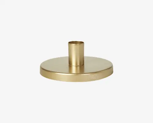 En rund, flad lysestage i guldfarvet metal med en central cylindrisk holder til at fastgøre et stearinlys. Overfladen har en glat, mat finish, og den brede bund giver stabilitet. Det minimalistiske design giver et moderne og elegant udtryk.