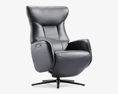 Moderne reclinerstol med elegant sort læderpolstring, der har høj ryg og brede, polstrede armlæn for ekstra komfort. Stolen har et indbygget kontrolpanel på siden til justering af ryglænet og står på en robust metal drejefod med fire ben. Synlige syninger giver et ekstra detalje til det glatte finish.