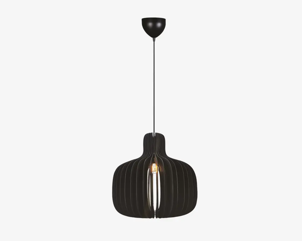 Moderne pendellampe med en sort, skulpturel skærm bestående af jævnt fordelte lodrette lameller, der danner en åben og rund form. Pæren er synlig gennem åbningerne og giver et varmt lys samt et moderne udtryk. Lampen hænger fra en sort ledning og loftbeslag.