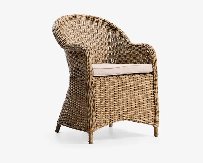 Stol lavet af tæt flettet natur-rattan med buet ryglæn og armlæn. Sædet har en aftagelig, tyk, lysebeige hynde for ekstra komfort. Benene er let udadbuede for stabilitet, og det samlede design har et klassisk, let udtryk, der egner sig til både indendørs og udendørs brug.