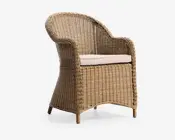 Stol lavet af tæt flettet natur-rattan med buet ryglæn og armlæn. Sædet har en aftagelig, tyk, lysebeige hynde for ekstra komfort. Benene er let udadbuede for stabilitet, og det samlede design har et klassisk, let udtryk, der egner sig til både indendørs og udendørs brug.