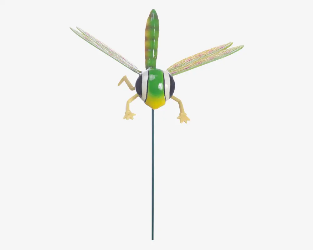 Dekorativ havepind formet som en guldsmed med grøn og gul krop, sorte og hvide detaljer, to store gennemsigtige vinger med et strejf af iriserende farver samt tynde metalben. Guldsmeden er monteret på en slank metalstang, så den nemt kan placeres i jorden.