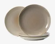 Sæt med fire runde keramik tallerkener med en diskret plettet beige og lysebrun glasur. Tallerkenerne har en let hævet kant og en glat, blank overflade. Farveovergangen går fra en mørkere midte til en lysere kant, hvilket giver hver tallerken et naturligt, håndlavet udseende.