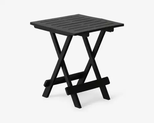 Kompakt, firkantet bord med lamelbordplade og sammenklappelige X-formede ben. Bordet er lavet af sort materiale, sandsynligvis metal eller træ, og har et enkelt, minimalistisk design. Den lamelopdelte overflade tillader vand at løbe igennem, hvilket gør det velegnet til udendørs brug. Let og nemt at flytte, ideelt til små rum eller nem opbevaring.