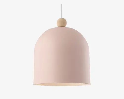 Hængelampe med en glat, mat lyserød kuppelformet metalskærm. Øverst på skærmen er der en rund knop i naturtræ, og lampen hænger i en hvid ledning. Indersiden af skærmen er hvid, hvilket giver et rent og moderne udtryk.