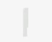 Slankt, rektangulært hvidt panel med en glat, blank overflade. Panelet har en afrundet topkant og et indhak på den ene side, sandsynligvis designet til en specifik montering. Overfladen fremstår ensartet og moderne, velegnet til integration med andre komponenter.