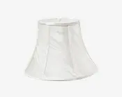 En klokkeformet lampeskærm lavet af hvidt stof med et diskret tekstureret mønster. Skærmen har lodrette syninger, der deler den i paneler, og en let udvidet bundkant. Top- og bundkanterne er afsluttet med en glat stofkant.