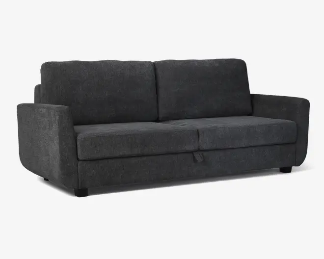 En moderne, mørkegrå sofa med polstret betræk og et minimalistisk design. Sofaen har to store, rektangulære ryghynder og to sædehynder samt let skrånende armlæn for ekstra komfort. Stoffet ser blødt og slidstærkt ud, og sofaen står på korte, solide ben. Der er en synlig trækstrop foran, hvilket indikerer en skjult funktion som sovesofa eller opbevaringsrum.