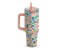 Høj, isoleret drikkebæger med stort lyserødt håndtag og gennemsigtigt låg med lyserødt sugerør. Ydersiden er dekoreret med et farverigt blomsterdesign med blå, gule og lyserøde blomster samt grønne blade på en lyserød baggrund.