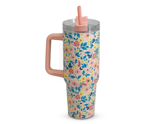 Høj, isoleret drikkebæger med stort lyserødt håndtag og gennemsigtigt låg med lyserødt sugerør. Ydersiden er dekoreret med et farverigt blomsterdesign med blå, gule og lyserøde blomster samt grønne blade på en lyserød baggrund.