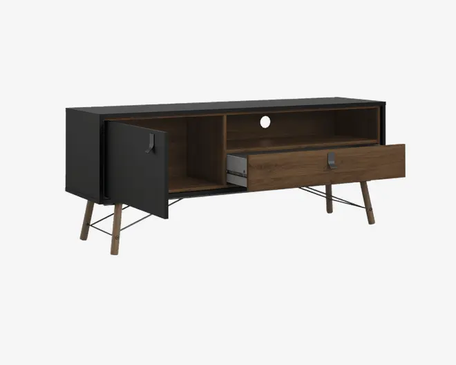 Et moderne TV-bord med mat sort ydre og valnødtræ-detaljer. Det har skrå metalben, et skab i venstre side med sort låge og greb, en stor åben hylde i midten med hul til kabelstyring bagtil samt en bred skuffe nederst med matchende greb. Indretningen er rummelig og egnet til medieenheder og opbevaring.
