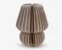 Et dekorativt objekt lavet af beige, harmonikafoldet papir, formet som en svamp eller lampe med rund fod og bred top. Papiret er arrangeret i jævnt fordelte, lodrette segmenter, hvilket giver det et skulpturelt, tredimensionelt udseende. Kanterne er glatte, og designet er symmetrisk.