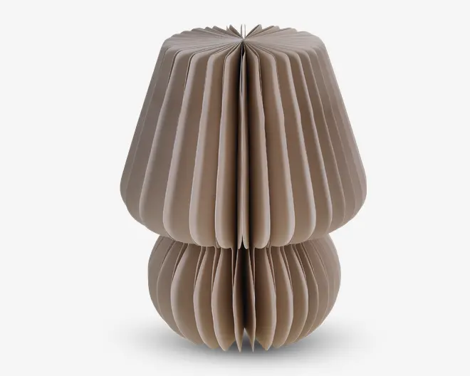 Et dekorativt objekt lavet af beige, harmonikafoldet papir, formet som en svamp eller lampe med rund fod og bred top. Papiret er arrangeret i jævnt fordelte, lodrette segmenter, hvilket giver det et skulpturelt, tredimensionelt udseende. Kanterne er glatte, og designet er symmetrisk.