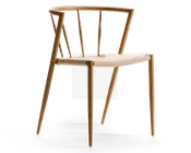Stol med et minimalistisk, skandinavisk design, der har en ramme af lyst træ og et flettet sæde. Ryglænet er buet og understøttet af tre lodrette træstænger, mens benene er slanke og skråtstillede for et moderne udtryk. Sædet er lavet af tæt flettede naturfibre, hvilket giver både struktur og komfort.