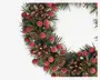 Nærbillede af en dekorativ krans med kunstige grannåle, frostede røde bær, naturlige kogler og mørkegrønne blade. Arrangementet er tæt og festligt med et realistisk udtryk og et vinterligt, julet præg.