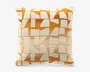 Firkantet pyntepude med et struktureret creme- og orange geometrisk mønster, med uregelmæssige blokformer og en blød, luvet vævet overflade.