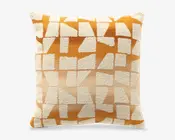 Firkantet pyntepude med et struktureret creme- og orange geometrisk mønster, med uregelmæssige blokformer og en blød, luvet vævet overflade.