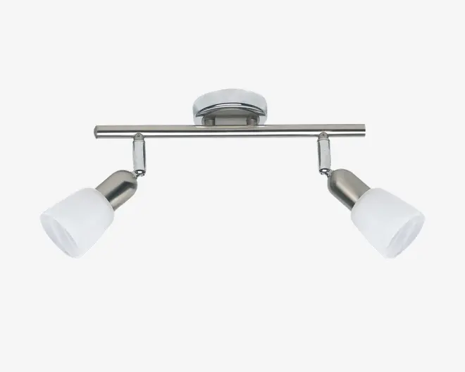 Loftmonteret lampe med moderne design, poleret kromfinish og to justerbare spotlys. Hvert spotlys har en mat glasafskærmning og kan vinkles for at rette lyset efter behov. Lampen er monteret på en rund base for sikker installation.