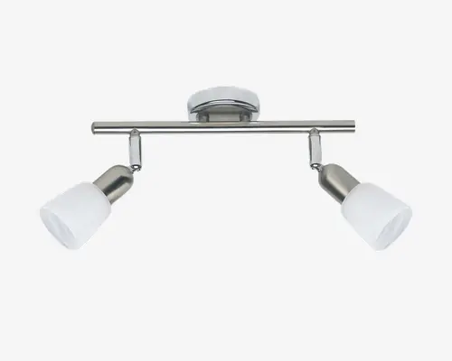 Loftmonteret lampe med moderne design, poleret kromfinish og to justerbare spotlys. Hvert spotlys har en mat glasafskærmning og kan vinkles for at rette lyset efter behov. Lampen er monteret på en rund base for sikker installation.