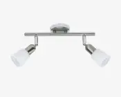 Loftmonteret lampe med moderne design, poleret kromfinish og to justerbare spotlys. Hvert spotlys har en mat glasafskærmning og kan vinkles for at rette lyset efter behov. Lampen er monteret på en rund base for sikker installation.