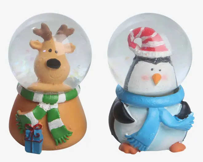 Sæt med to festlige snemænd med søde julefigurer. Den ene kugle har et rensdyr med brune gevirer, et grønt og hvidt stribet tørklæde samt en blå gave med rød sløjfe ved foden. Den anden kugle viser en pingvin med en rød- og hvidstribet nissehue og et blåt tørklæde. Begge figurer har runde, tegneserieagtige former og glade udtryk, hvilket gør dem perfekte som julepynt.