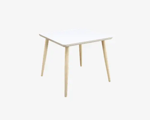 Firkantet bord med en glat, hvid bordplade og afrundede hjørner. Bordet har fire let skrå, lyse træben, der giver et moderne og minimalistisk udtryk. Designet er enkelt og funktionelt, velegnet til forskellige miljøer.