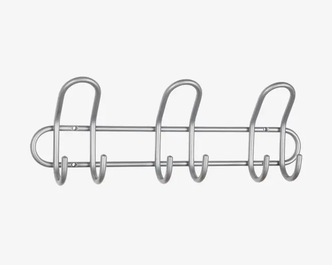 En vægmonteret holder lavet af blankt metal med fire store, buede kroge. Hver krog er formet af et enkelt stykke metal, hvilket giver et moderne og minimalistisk udtryk. Krogene er jævnt fordelt langs to vandrette stænger, og holderen fastgøres til væggen med synlige skruehuller i hver ende. Metallet har en poleret overflade, der giver et stilrent og robust udseende.