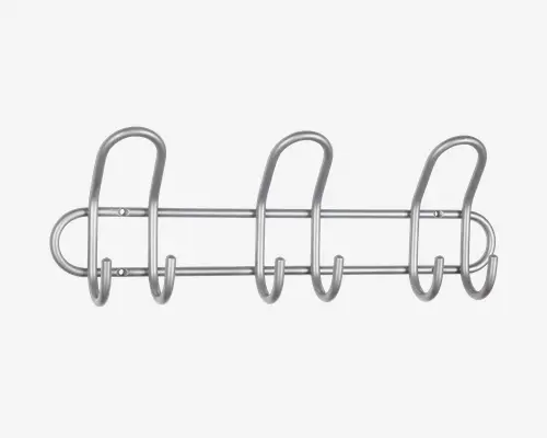 En vægmonteret holder lavet af blankt metal med fire store, buede kroge. Hver krog er formet af et enkelt stykke metal, hvilket giver et moderne og minimalistisk udtryk. Krogene er jævnt fordelt langs to vandrette stænger, og holderen fastgøres til væggen med synlige skruehuller i hver ende. Metallet har en poleret overflade, der giver et stilrent og robust udseende.