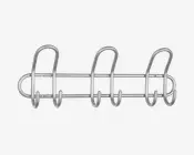 En vægmonteret holder lavet af blankt metal med fire store, buede kroge. Hver krog er formet af et enkelt stykke metal, hvilket giver et moderne og minimalistisk udtryk. Krogene er jævnt fordelt langs to vandrette stænger, og holderen fastgøres til væggen med synlige skruehuller i hver ende. Metallet har en poleret overflade, der giver et stilrent og robust udseende.