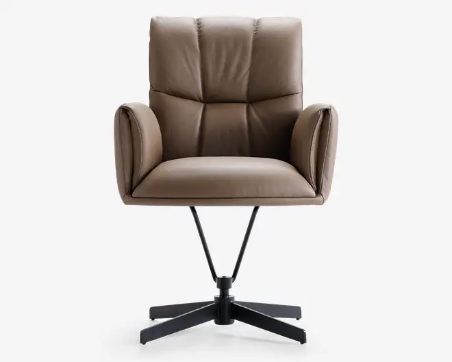 En moderne lænestol med høj ryg og bløde, polstrede sæde- og armlæn. Betrækket er glat, taupefarvet læder eller læderlignende materiale med diskrete syninger på ryglænet. Stolen har en sort metal drejefod med fire ben for stabilitet.