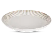 Rundt keramikfad med let hævet kant. Kanten har et tekstureret, lodret stregmønster i en naturlig beige farve, som står i kontrast til den glatte, matte offwhite midte. Fadet har et minimalistisk og rustikt design, der passer til både hverdags- og festborddækning.