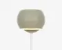Moderne væglampe med en glat, mat lysegrå overflade. Lampen har en rund, skålformet skærm med en let åben bund, der lader lyset skinne nedad. Designet er minimalistisk og nutidigt, med en slank stang, der forbinder skærmen til vægbeslaget.
