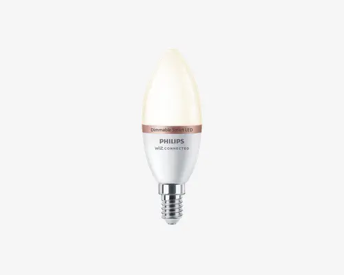 LED-pære med stearinlysform og mat overflade, udstyret med en metal skruefatning. Pæren er mærket som dæmpbar og smart, med "PHILIPS" og "WiZ CONNECTED" branding på den nederste del. Designet er slankt og moderne, velegnet til dekorative armaturer.
