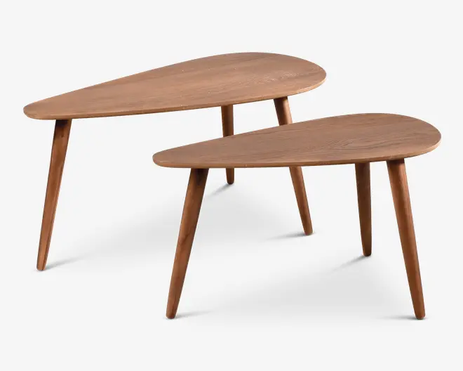 Sæt med to borde i træ med et design inspireret af midten af det 20. århundrede. Hvert bord har en glat, dråbeformet bordplade og tre skråtstillede, koniske ben. Træet har en naturlig finish, der fremhæver årestrukturen. Bordene er i forskellige størrelser, så de kan placeres sammen eller delvist ind under hinanden for et lagdelt udtryk.