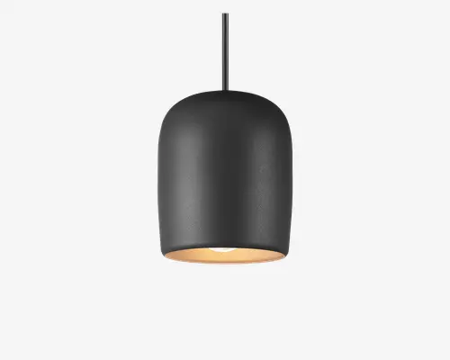 Mat sort pendel i sort med en glat, afrundet cylindrisk form. Ydersiden er ensartet sort, mens indersiden har en varm gylden farve, der forbedrer lysrefleksionen. Lampen hænger i en lige sort ledning, og det åbne bunddesign giver et direkte nedadgående lys.