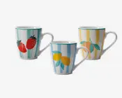 Sæt med tre keramikkrus, hver med unikt håndmalet frugtmotiv og lodrette striber. Ét krus har røde jordbær med grønne blade på turkise striber, et andet har gule citroner med grønne blade på lyseblå striber, og det tredje viser en appelsin med grønne blade på gule striber. Alle krus har hvid baggrund, buet hank og en turkis kant.