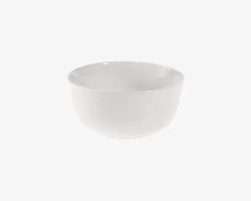 Rund hvid skål med en glat, blank overflade og diskrete lodrette riller på ydersiden. Skålen har et enkelt, minimalistisk design og en let kraftig kant, velegnet til servering eller omrøring.