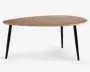 Et moderne bord med en glat, asymmetrisk bordplade i træ med naturlig finish. Bordpladen har bløde, afrundede kanter og en organisk, uregelmæssig form. Bordet står på fire slanke, skråtstillede sorte metalben, hvilket giver det et minimalistisk og moderne udtryk.