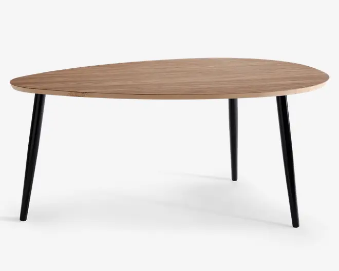 Et moderne bord med en glat, asymmetrisk bordplade i træ med naturlig finish. Bordpladen har bløde, afrundede kanter og en organisk, uregelmæssig form. Bordet står på fire slanke, skråtstillede sorte metalben, hvilket giver det et minimalistisk og moderne udtryk.