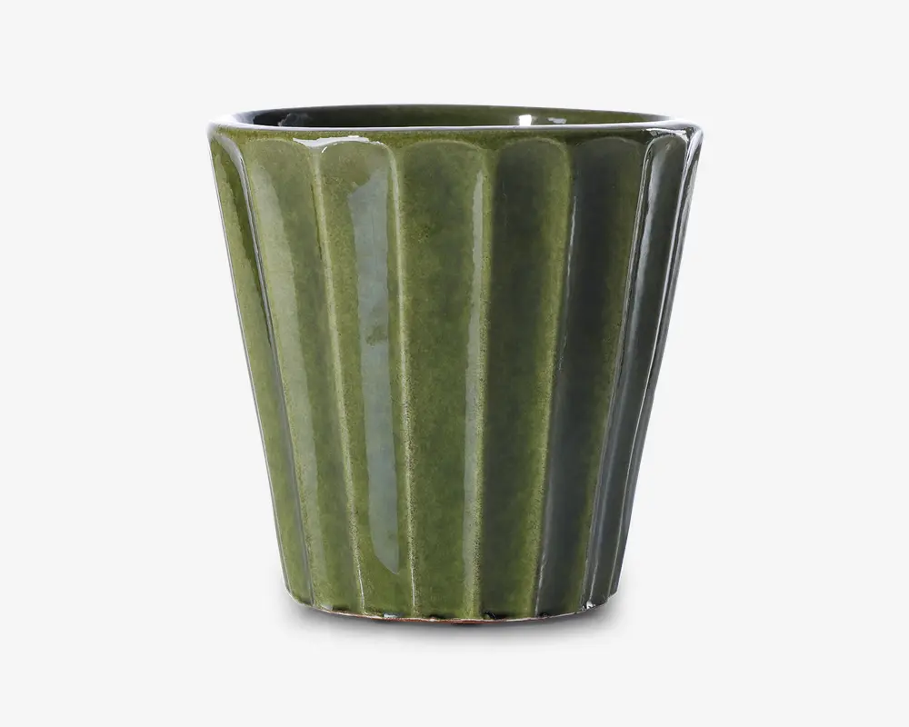 En blank, mørkegrøn keramisk beholder med lodrette, riflede riller. Siderne smalner let ind mod bunden, og kanten er glat og afrundet. Overfladen har en skinnende, reflekterende finish.