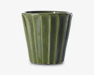 En blank, mørkegrøn keramisk beholder med lodrette, riflede riller. Siderne smalner let ind mod bunden, og kanten er glat og afrundet. Overfladen har en skinnende, reflekterende finish.
