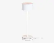 En moderne, minimalistisk lampe med en cylindrisk hvid lampeskærm, en slank lige stang og en rund fod. Lampen har et rent, helt hvidt udseende og en synlig ledning, der går ud fra bunden. Designet er stilrent og enkelt, velegnet til moderne indretning.