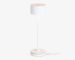 En moderne, minimalistisk lampe med en cylindrisk hvid lampeskærm, en slank lige stang og en rund fod. Lampen har et rent, helt hvidt udseende og en synlig ledning, der går ud fra bunden. Designet er stilrent og enkelt, velegnet til moderne indretning.