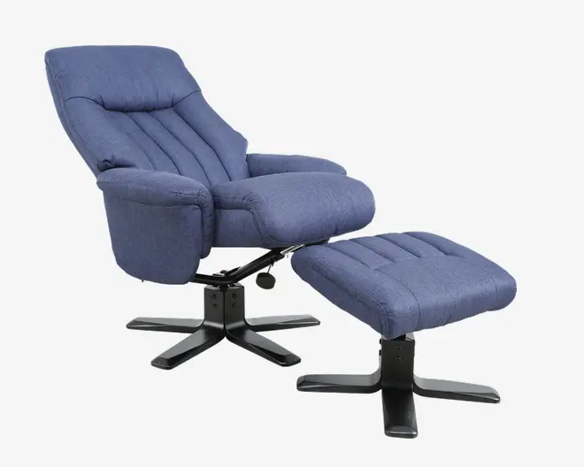 En polstret stol med blåt stof og tilhørende fodskammel. Stolen har tykke, bløde puder på sæde, ryg og armlæn for ekstra komfort samt et kontureret design med lodrette syninger. Både stol og skammel har solide sorte metalbaser med fire ben for stabilitet. Stolen har desuden en vippefunktion, så siddepositionen kan justeres.