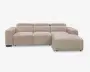 Beige L-formet hjørnesofa med chaiselong til højre, brede armlæn, lave ryghynder og tekstureret stofbetræk.