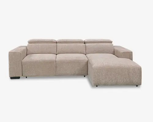 Beige L-formet hjørnesofa med chaiselong til højre, brede armlæn, lave ryghynder og tekstureret stofbetræk.