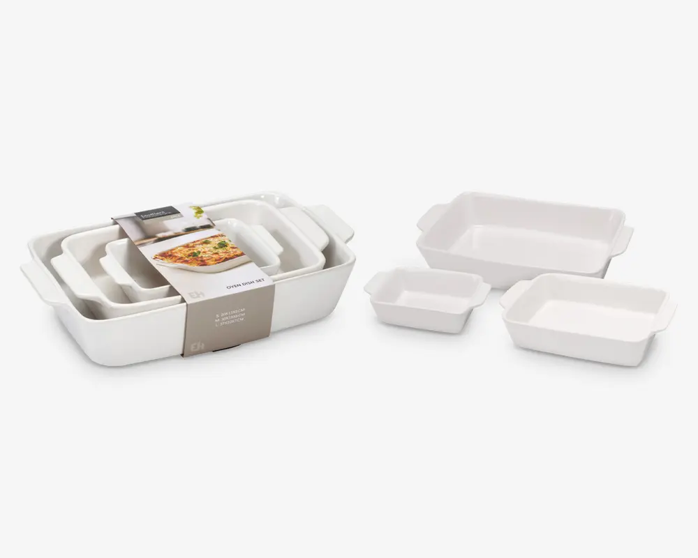 Sæt med fire hvide keramiske ovnfaste fade i forskellige størrelser, alle med lige sider og let udadbuede kanter for nem håndtering. Fadene kan stables ind i hinanden for pladsbesparende opbevaring. Overfladerne er glatte og blanke, hvilket gør dem velegnede til ovnbrug og nem rengøring.